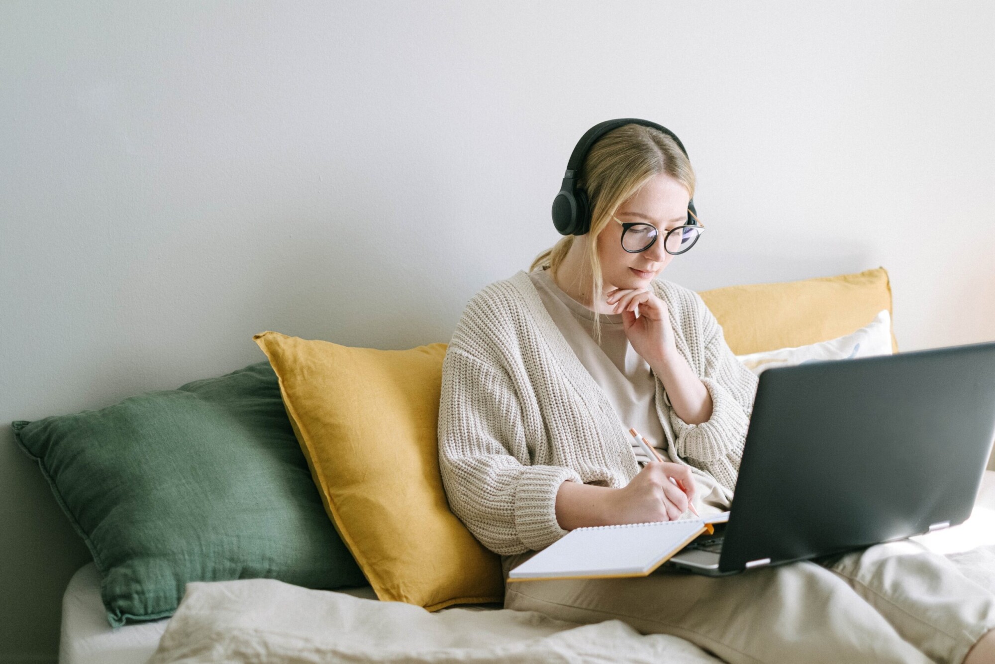 luke-southern-9yCYGgPe5Kg-unsplash a woman writing on a keyboard
